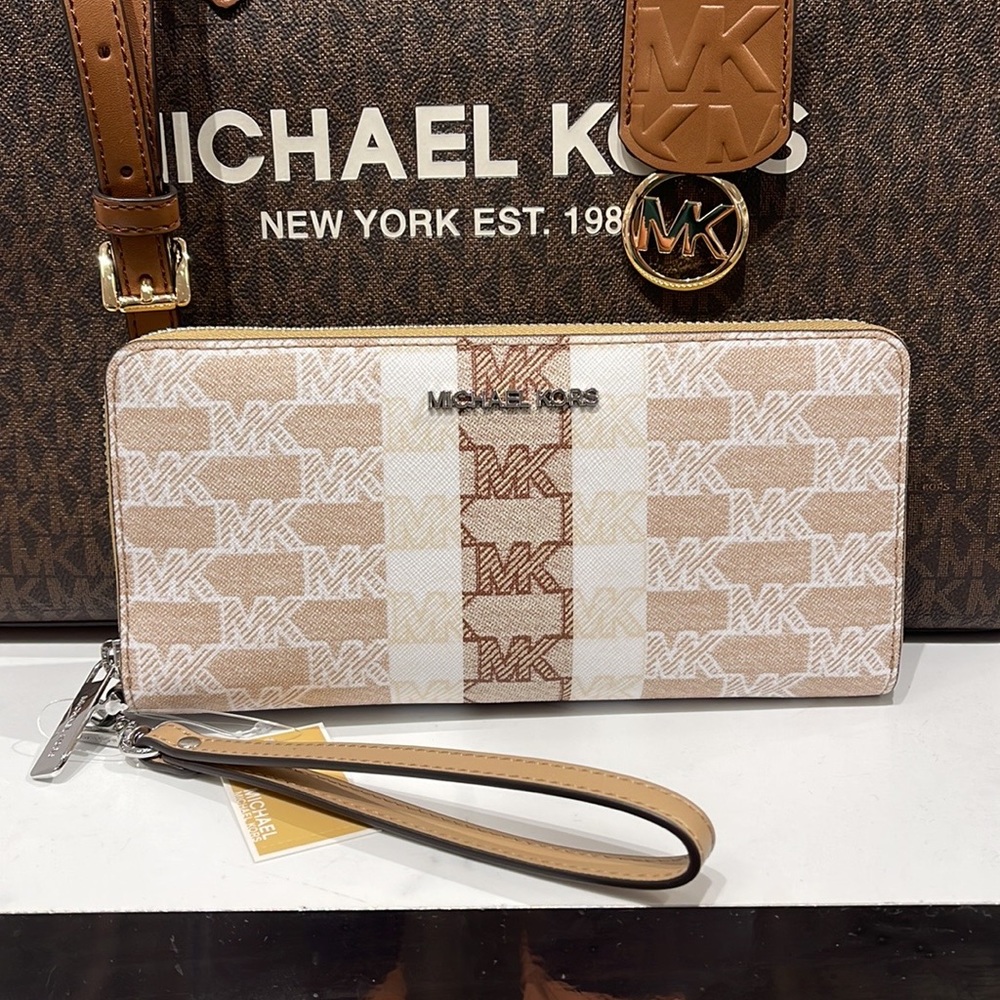 MICHAEL KORS Leather Continental Phone Holder Wristlet Wallet 
Camel 
NWT